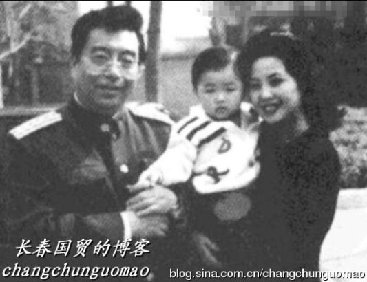 網(wǎng)曝李雙江幸福全家福 網(wǎng)友為李天一惋惜