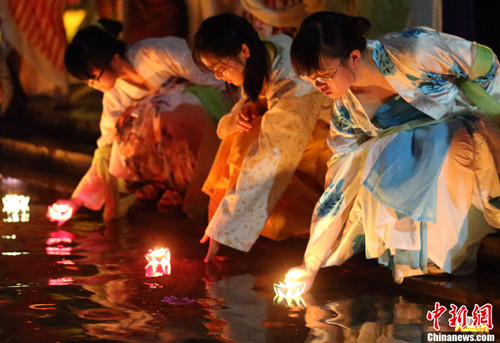 組圖：各地少女身著漢服還原古代“七夕現(xiàn)場(chǎng)”