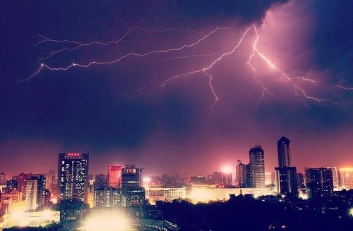 武漢一日內(nèi)高溫雷電降雨冰雹 仍難解創(chuàng)紀(jì)錄酷暑