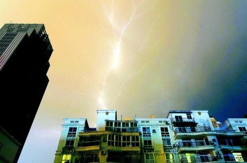 武漢一日內(nèi)高溫雷電降雨冰雹 仍難解創(chuàng)紀(jì)錄酷暑
