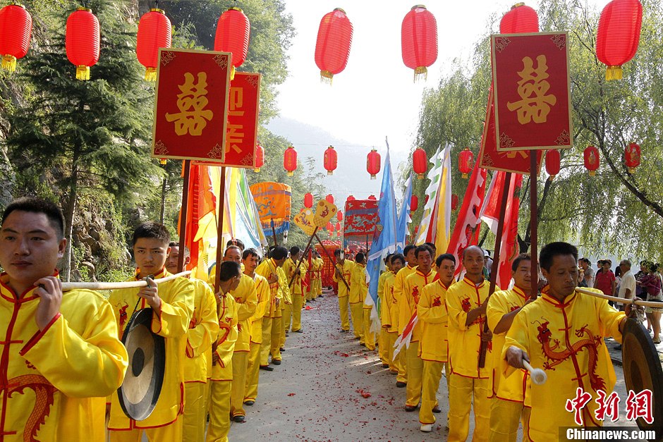 30對(duì)新人集體舉辦中式婚禮 引萬人圍觀