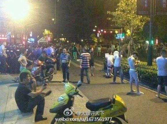 杭州街道辦官員撞車后與人爭執(zhí) 百人圍觀