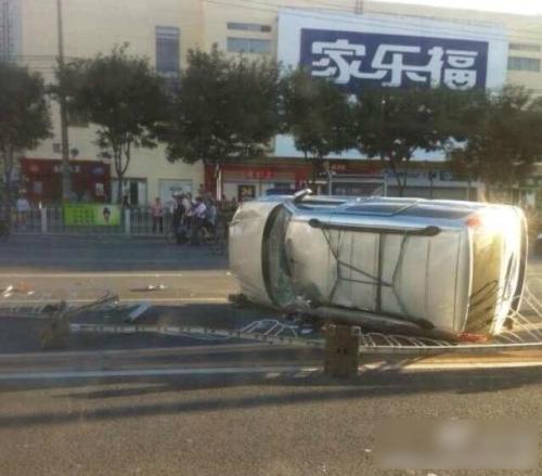 北京廣渠路三車相撞 出租車“腰斬”司機(jī)死亡
