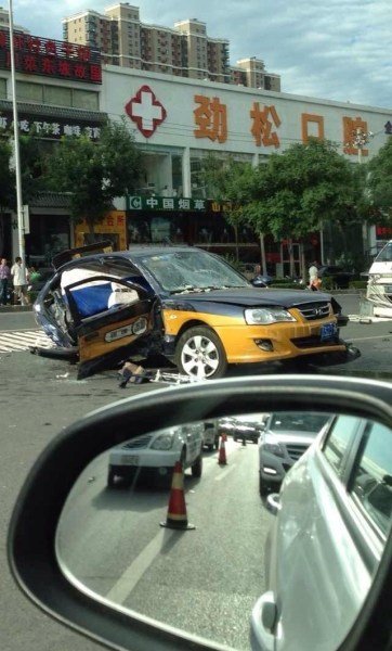 北京廣渠路三車相撞 出租車“腰斬”司機(jī)死亡