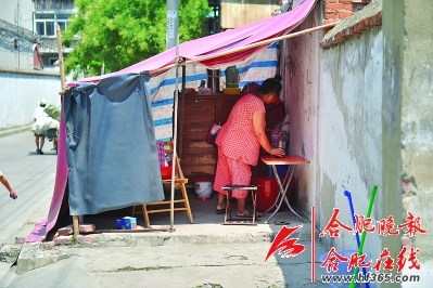 女子街頭露宿半月 稱因房租太貴沒辦法(圖)