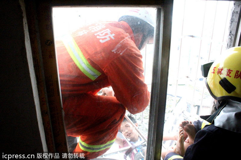 廣西玉林：男童懸吊空中頭卡8樓防盜窗 消防官兵20分鐘緊急營(yíng)救