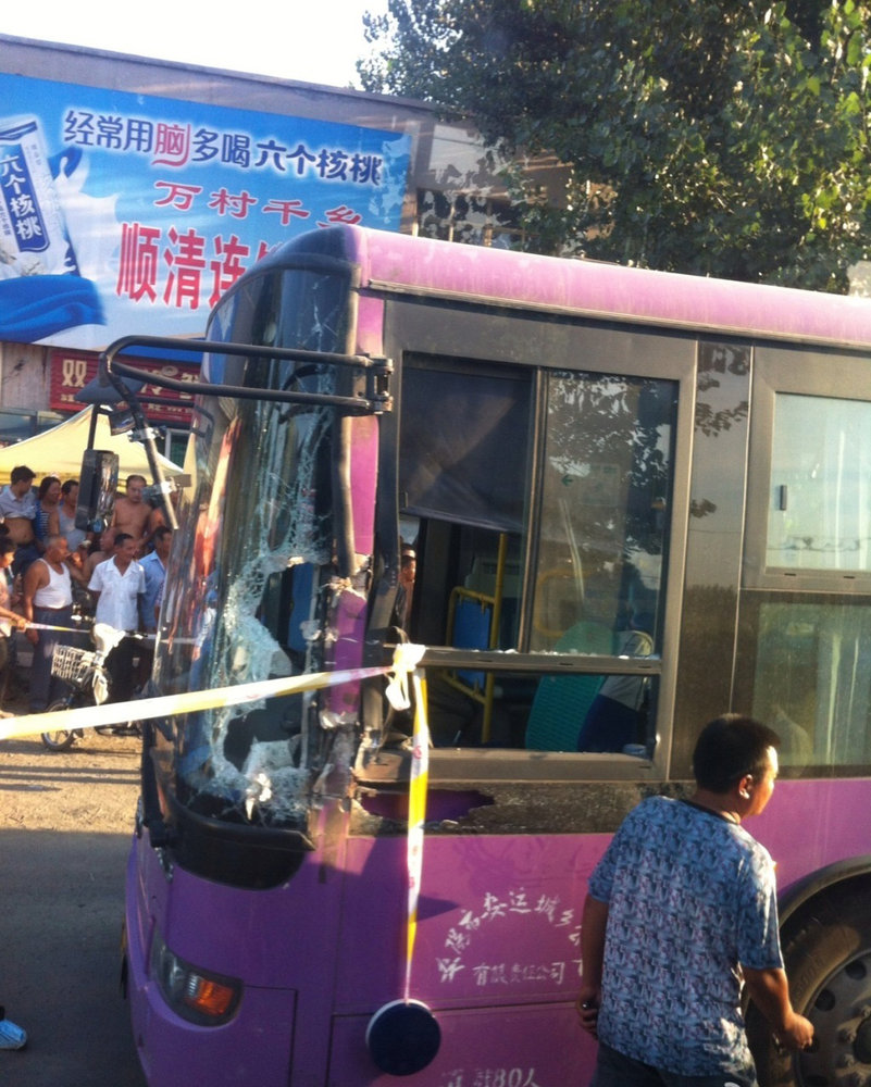 安陽(yáng)公交車持刀搶劫案致2死13傷 懸賞10萬(wàn)追兇