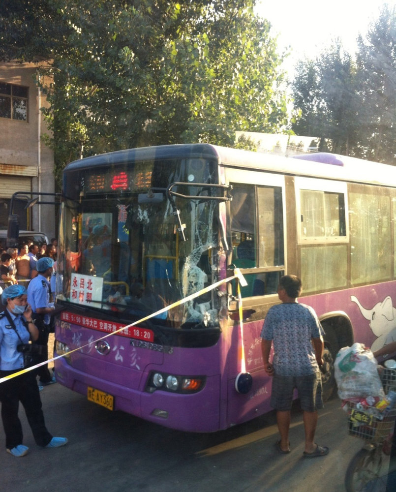 安陽(yáng)公交車持刀搶劫案致2死13傷 懸賞10萬(wàn)追兇
