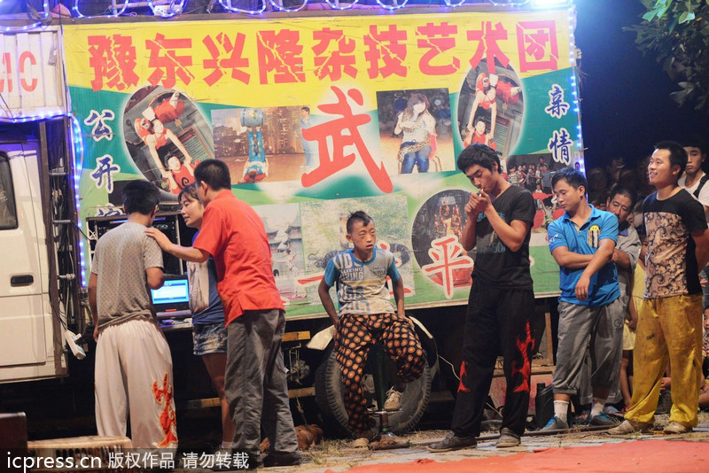 江湖雜技團借演出賣“靈藥” 稱“靈藥”中浸泡鱷魚、毒蛇等藥材