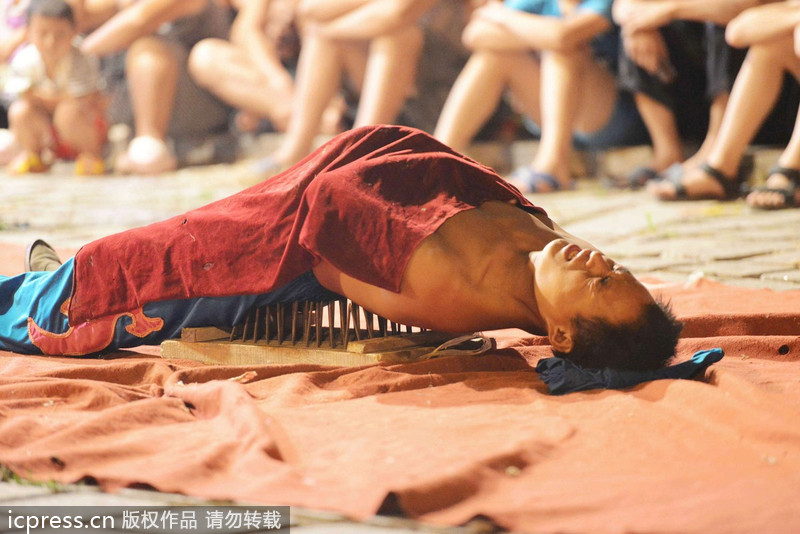 江湖雜技團(tuán)借演出賣“靈藥” 稱“靈藥”中浸泡鱷魚、毒蛇等藥材