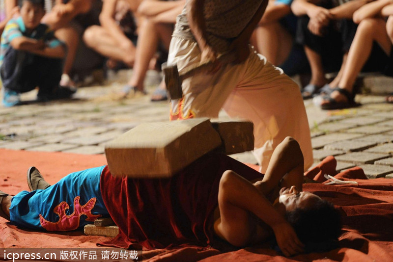 江湖雜技團(tuán)借演出賣“靈藥” 稱“靈藥”中浸泡鱷魚(yú)、毒蛇等藥材