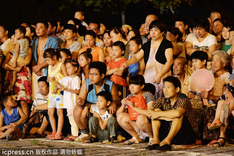 江湖雜技團(tuán)借演出賣“靈藥” 稱“靈藥”中浸泡鱷魚、毒蛇等藥材