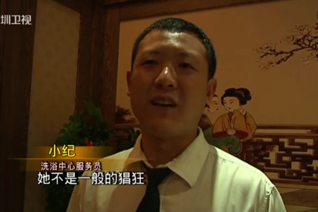 女子脫光上衣襲警現(xiàn)場(chǎng)實(shí)拍 彪悍潑婦耍橫直往警察懷里撲