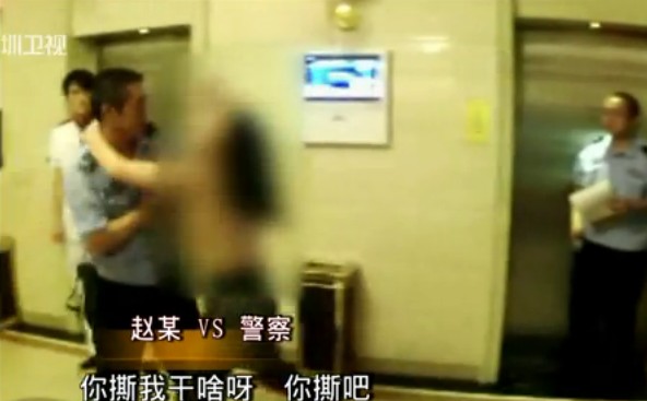 女子脫光上衣襲警現(xiàn)場實拍 彪悍潑婦耍橫直往警察懷里撲