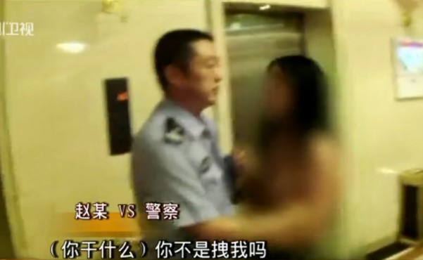 女子脫光上衣襲警現(xiàn)場實拍 彪悍潑婦耍橫直往警察懷里撲