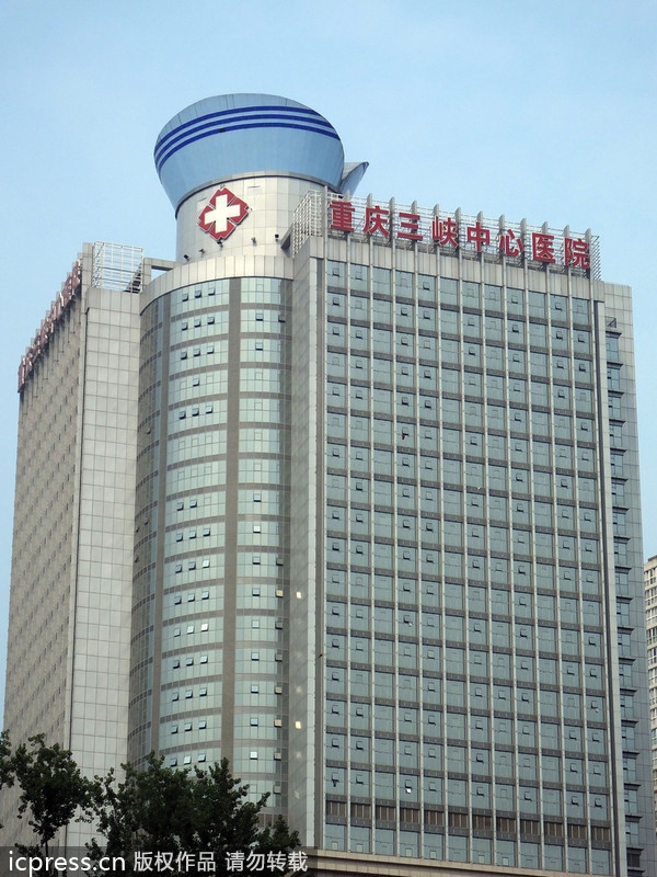 重慶萬州某醫(yī)院樓頂“護(hù)士帽”造型避雷針吸眼球