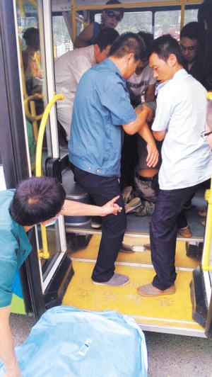 乘客暈倒 好心公交車司機(jī)駕車直達(dá)急救中心