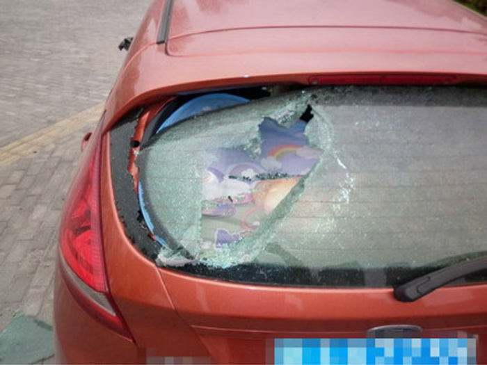 男子車被擋道用拳頭 怒砸15輛車