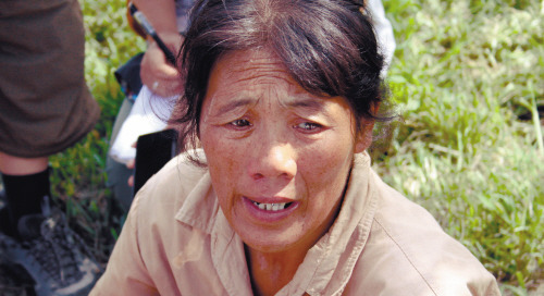 遼寧撫順?biāo)疄?zāi)現(xiàn)場：女兒被埋屋內(nèi) 父親摳了12小時(圖)