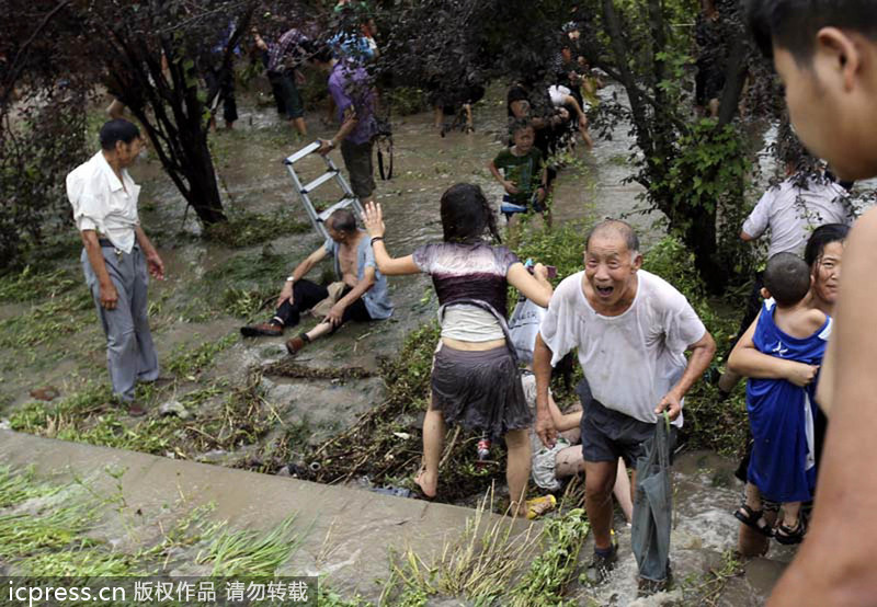 浙江海寧：高潮位達(dá)6.60米“回頭潮”席卷錢塘江鹽倉一帶 打翻數(shù)百名游客