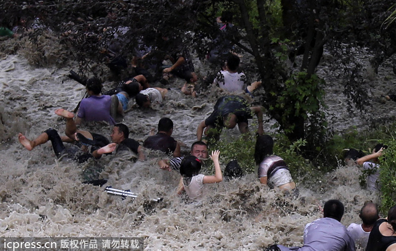 浙江海寧：高潮位達(dá)6.60米“回頭潮”席卷錢(qián)塘江鹽倉(cāng)一帶 打翻數(shù)百名游客