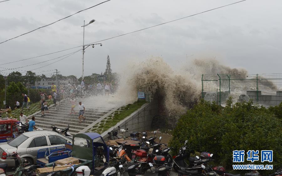 浙江海寧：高潮位達(dá)6.60米“回頭潮”席卷錢塘江鹽倉(cāng)一帶 打翻數(shù)百名游客