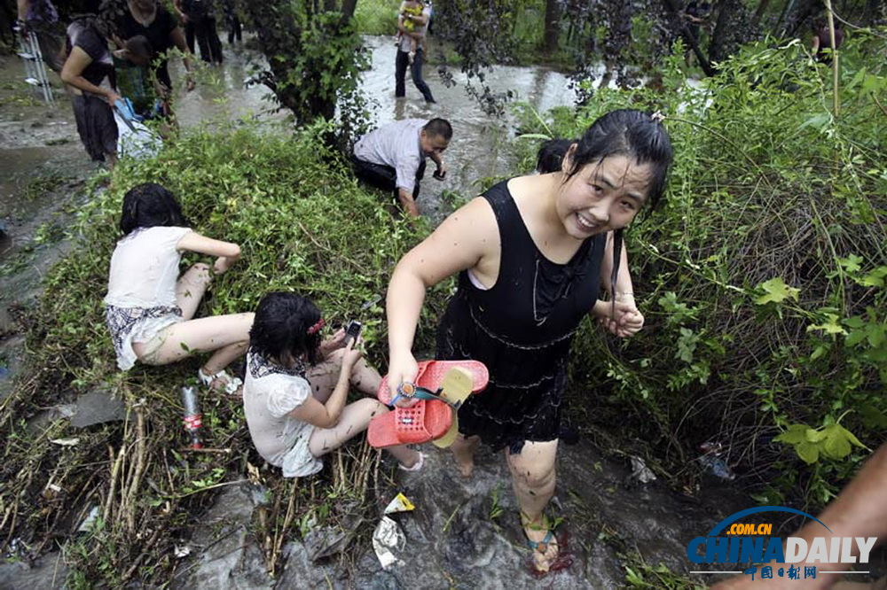 浙江海寧：高潮位達(dá)6.60米“回頭潮”席卷錢塘江鹽倉一帶 打翻數(shù)百名游客