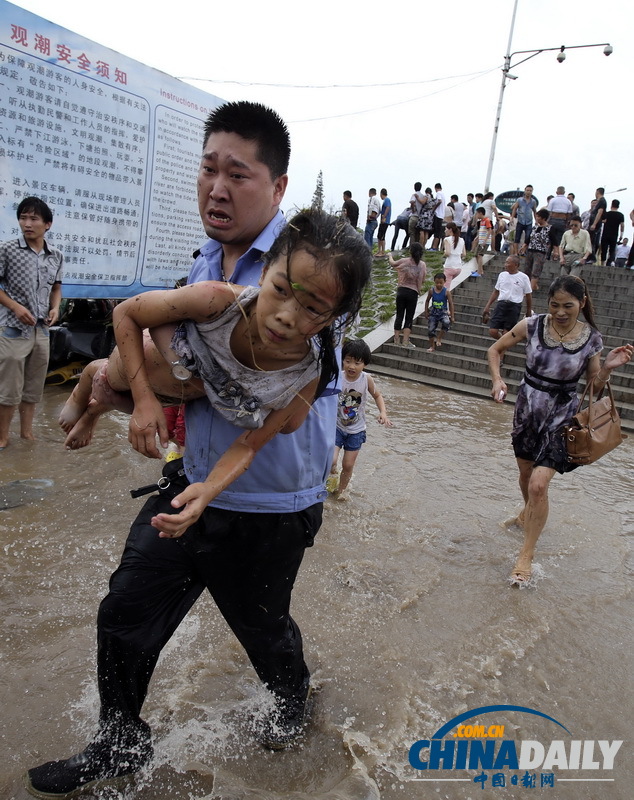 浙江海寧：高潮位達(dá)6.60米“回頭潮”席卷錢塘江鹽倉一帶 打翻數(shù)百名游客