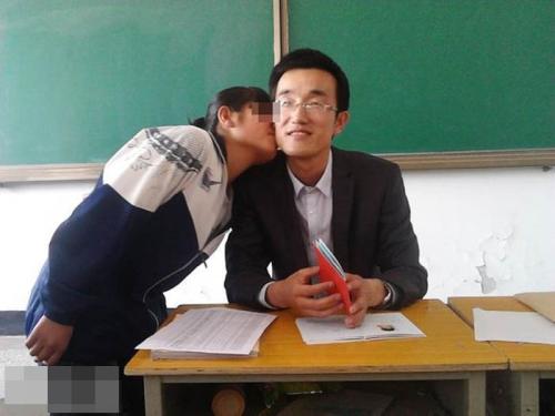 甘肅一中學(xué)老師用畢業(yè)證要挾向全班女生索吻 已被停職
