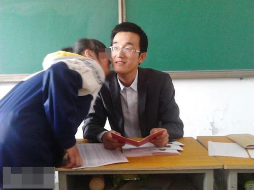 甘肅一中學(xué)老師用畢業(yè)證要挾向全班女生索吻 已被停職