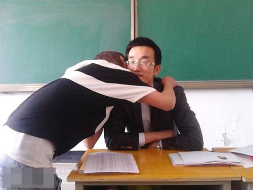 甘肅一中學老師用畢業(yè)證要挾向全班女生索吻 已被停職