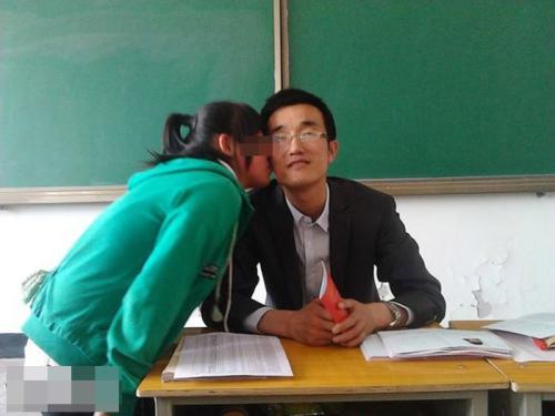 甘肅一中學(xué)老師用畢業(yè)證要挾向全班女生索吻 已被停職