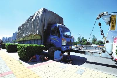 救援公司3公里拖車(chē)費(fèi)6000 律師：可起訴要求退款