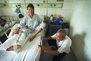 兩老人因?yàn)閻矍榻Y(jié)伴打工 遭遇車禍1個(gè)盒飯兩人吃