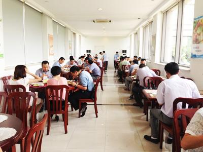 溫州公務(wù)接待每餐人均不超60元 官員稱沒(méi)錢(qián)進(jìn)大飯店