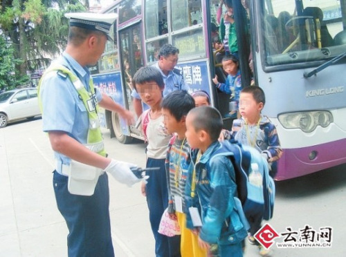 昆明一“校車(chē)”嚴(yán)重超員 26座車(chē)擠進(jìn)115人(圖)