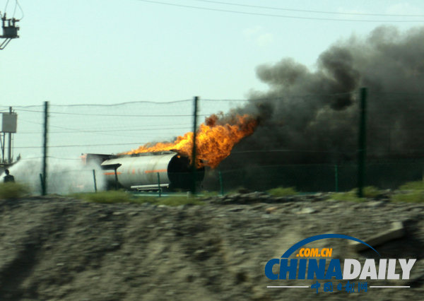 新疆吐和高速庫(kù)車(chē)縣段一罐車(chē)起火 20余輛消防車(chē)現(xiàn)場(chǎng)救火