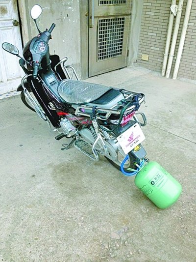 車(chē)主將摩托鎖在煤氣罐上 網(wǎng)友稱(chēng)欲與小偷共存亡