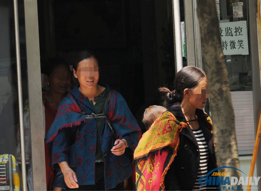 浙江：“斗篷黨”現(xiàn)身鬧市偷盜 以長(zhǎng)斗篷掩護(hù)順走商品