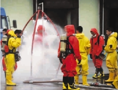 上海液氨泄露事故現(xiàn)場：幾米高的白煙“臭味真厲害”
