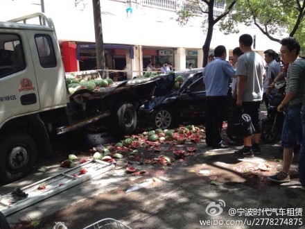 寧波比亞迪撞倒一男一女 司機(jī)當(dāng)街砍殺被撞男子