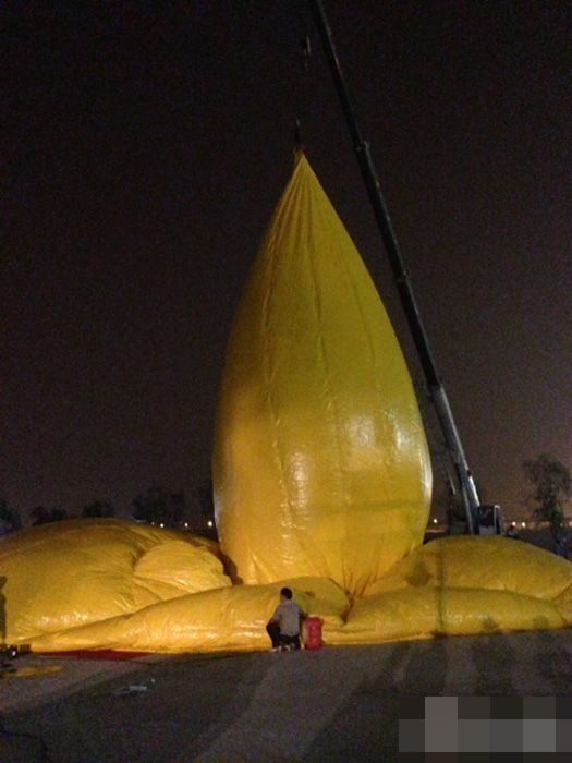 大黃鴨夜間亮相北京園博園 曝充氣全過(guò)程