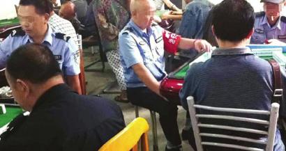 協(xié)警茶鋪“上班”？ 穿著制服搓得歡
