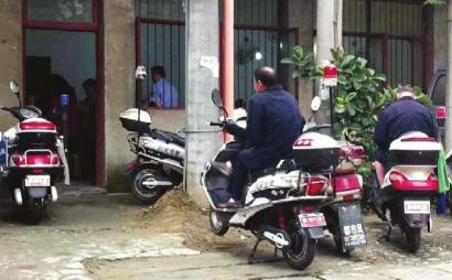 協(xié)警茶鋪“上班”？ 穿著制服搓得歡