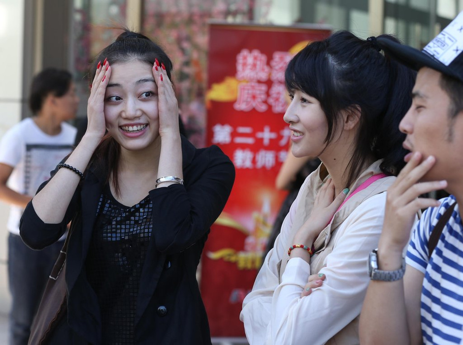 北影開(kāi)學(xué)典禮臺(tái)下美女睡一片