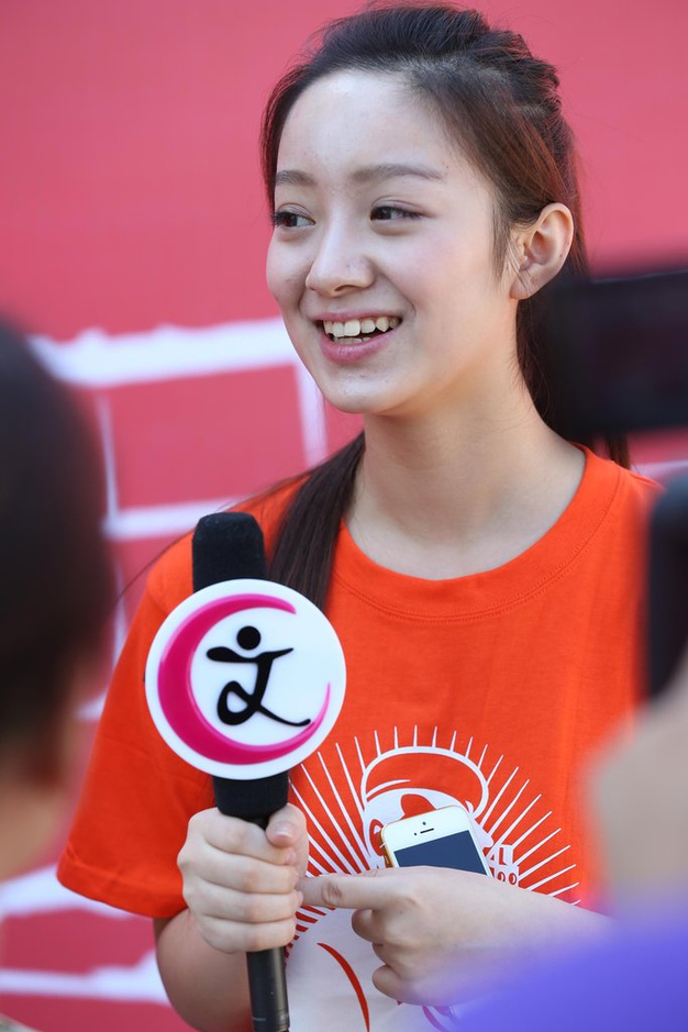 北影開學(xué)典禮臺下美女睡一片