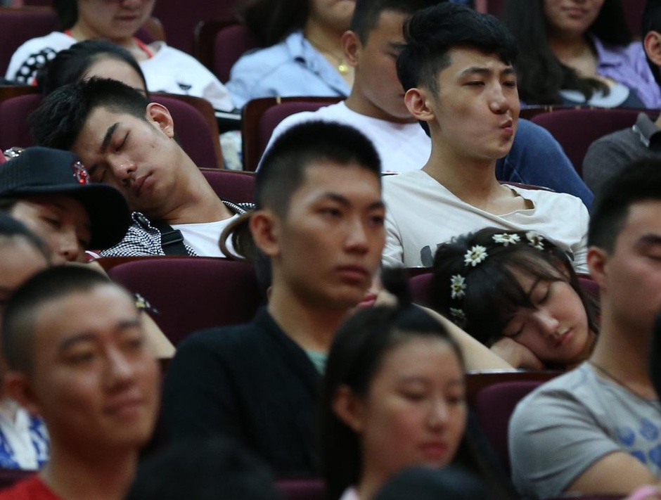 北影開學(xué)典禮臺(tái)下美女睡一片
