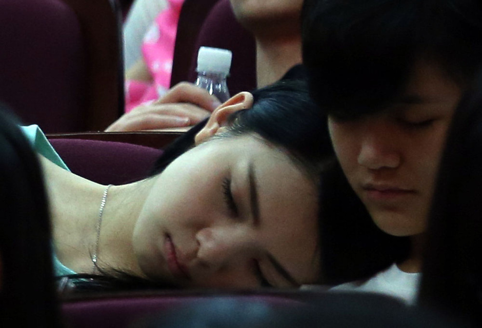北影開學(xué)典禮臺下美女睡一片