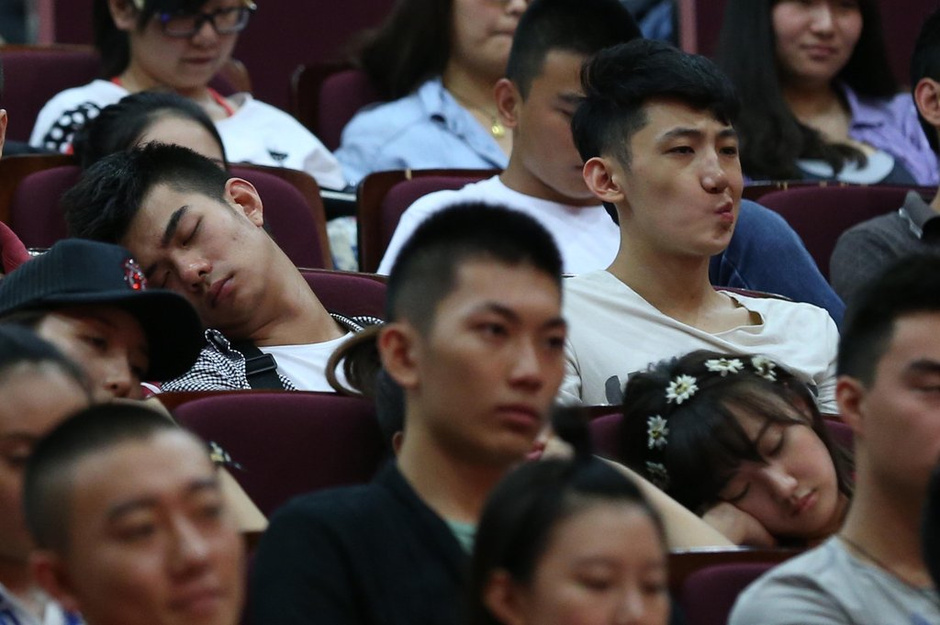 北影開學(xué)典禮臺(tái)下美女睡一片