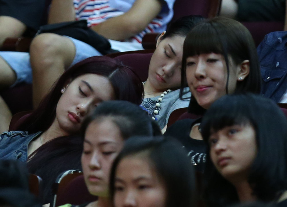 北影開學(xué)典禮臺下美女睡一片